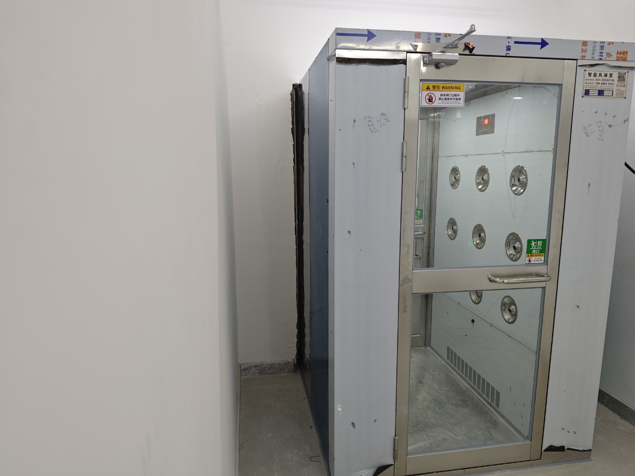 山東白阿翁食品有限公司風(fēng)淋室安裝